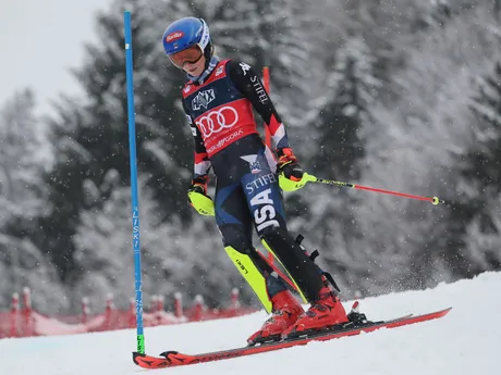 Smutná Mikaela Shiffrinová po vypadnutí v 1. kole slalomu.