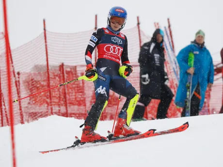 Smutná Mikaela Shiffrinová po vypadnutí v 1. kole slalomu.