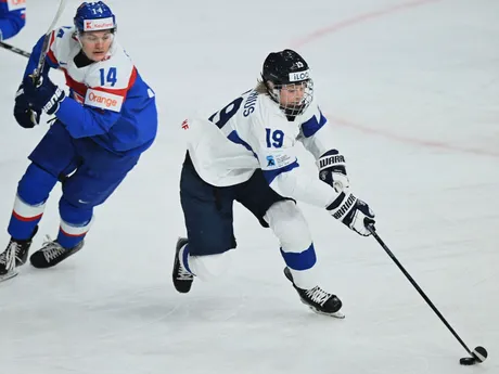 Konsta Helenius (vpravo) a Adam Sýkora v zápase Slovensko - Fínsko vo štvrťfinále MS v hokeji do 20 rokov 2024.