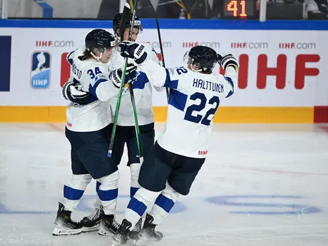 Fínski reprezentanti sa tešia po strelenom góle v zápase proti Slovensku vo štvrťfinále MS v hokeji do 20 rokov 2024.