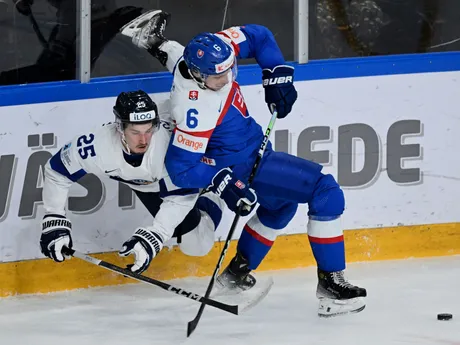 Max Koskipirtti (vľavo) a Jozef Viliam Kmec v zápase Slovensko - Fínsko vo štvrťfinále MS v hokeji do 20 rokov 2024.