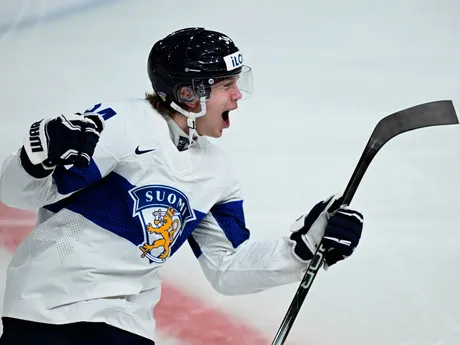 Tommi Mannisto strieľa gól v zápase Slovensko - Fínsko vo štvrťfinále MS v hokeji do 20 rokov 2024.