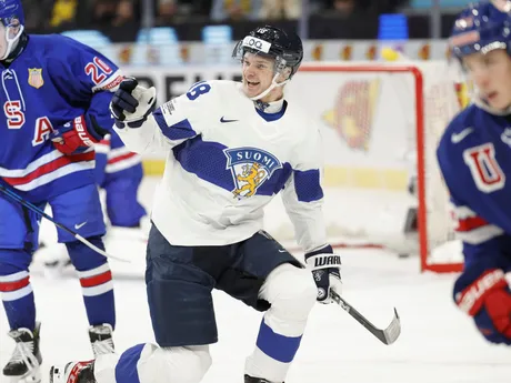 Fínsky hokejista Rasmus Kumpulainen a jeho radosť z gólu do siete USA. 