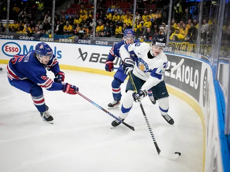 Fínsky hokejista Oiva Keskinen v zápase proti USA v semifinále MS do 20 rokov 2024.