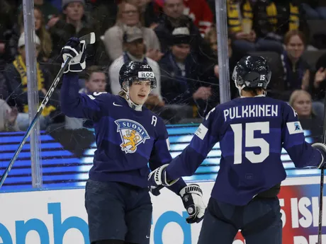 Jani Nyman a Jesse Pulkkinen oslavujú gól v zápase o bronz na MS v hokeji U20 2024. 