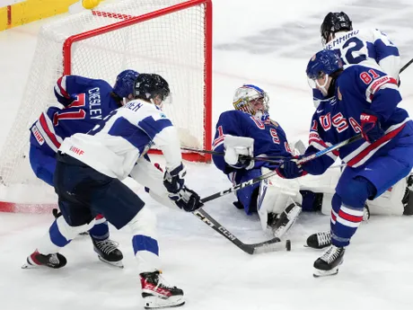 Momentka zo zápasu USA - Fínsko v semifinále MS v hokeji do 20 rokov 2024. 