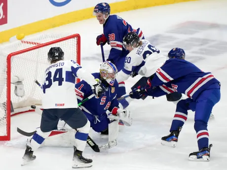 Fínsky útočník Oiva Keskinen otvára skóre semifinálového zápasu proti USA.
