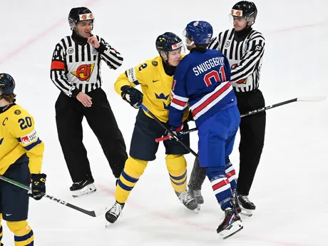 Elias Pettersson a Jimmy Snuggerud počas finálového zápasu na MS v hokeji hráčov do 20 rokov 2024. 
