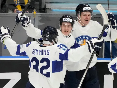 Fínski hokejisti sa tešia z gólu Rasmusa Kumpulainena (v strede). 