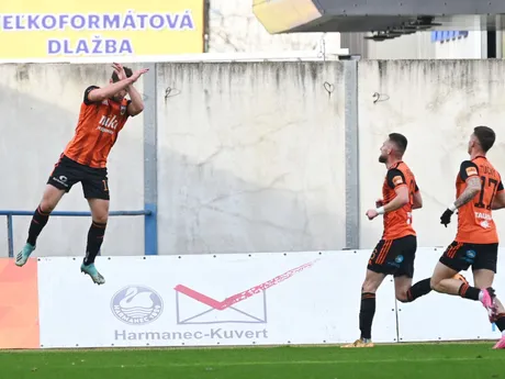 Radosť hráčov Ružomberka po strelení gólu počas zápasu 19. kola Niké ligy medzi MFK Ružomberok a FC Spartak Trnava.
