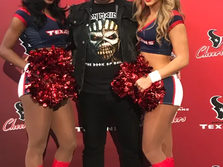 Norbert Kalinai a cheerleaderky tímu Houston Texans.