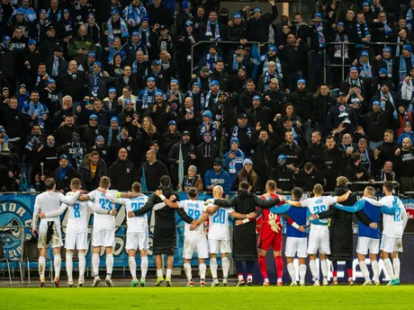 Futbalisti ŠK Slovan Bratislava ďakujú fanúšikom po zápase na pôde SK Sturm Graz v prvom play-off o osemfinále Európskej konferenčnej ligy.