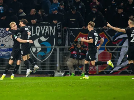 Futbalisti SK Sturm Graz sa tešia po strelenom góle proti ŠK Slovan Bratislava v play-off o osemfinále Európskej konferenčnej ligy.