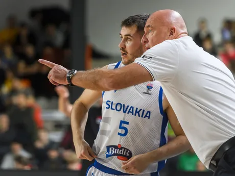 Matej Majerčák a tréner Aramis Naglič v zápase Slovensko - Belgicko kvalifikácie ME 2025