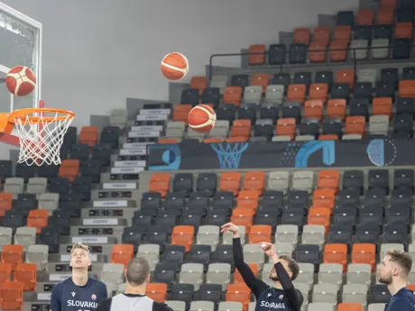 Slovenskí reprezentanti v basketbale počas tréningu.