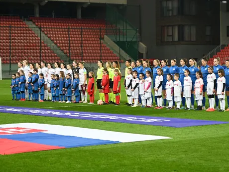 Hráčky Slovenska, Lotyšska a rozhodkyne počas odvetného zápasu baráže Ligy národov.