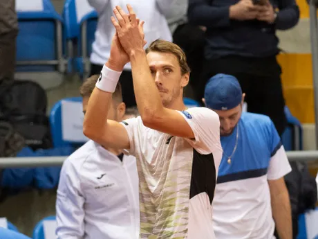 Lukáš Klein sa teší z víťazstva po úvodnej dvojhre kvalifikačného duelu Davisovho pohára Srbsko - Slovensko proti domácemu Miomirovi Kecmanovičovi.