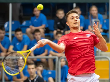 Miomir Kecmanovič počas úvodnej dvojhry kvalifikačného duelu Davisovho pohára Srbsko - Slovensko proti Lukášovi Kleinovi.