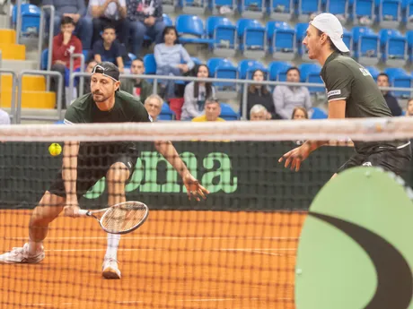 Na snímke sú slovenskí tenisti Igor Zelenay (vľavo) a Lukáš Klein v zápase proti Srbsku. 