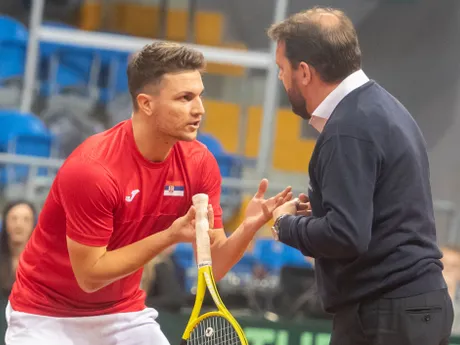 Srbský tenista Miomir Kecmanovič v diskusii s rozhodcom Damienom Dumusiosom. 