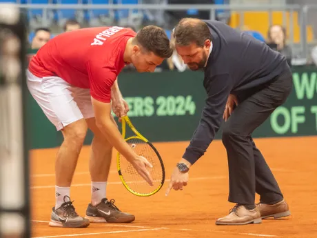 Srbský tenista Miomir Kecmanovič a empajrový rozhodca Damien Dumusios.