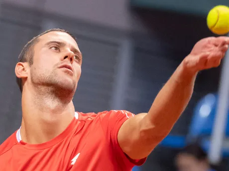 Srbský tenista Laslo Djere počas zápasu dvojhry Davisovho pohára Srbsko - Slovensko