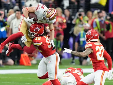 Hráč tímu San Francisco 49ers Kyle Juszczyk (pri lopte) počas Super Bowlu 58. 