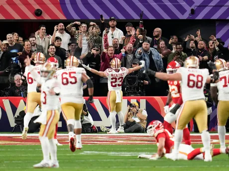 Christian McCaffrey a jeho gesto po tom, čo skóroval touchdown v Super Bowle 58.