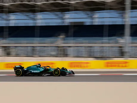 Fernando Alonso na Aston Martine počas predsezónnych testov F1 2024 v Bahrajne.