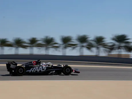 Kevin Magnussen na Haase počas predsezónnych testov F1 2024 v Bahrajne.