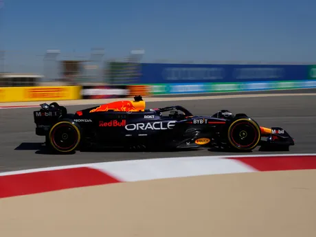 Max Verstappen na Red Bulle počas predsezónnych testov F1 2024 v Bahrajne.
