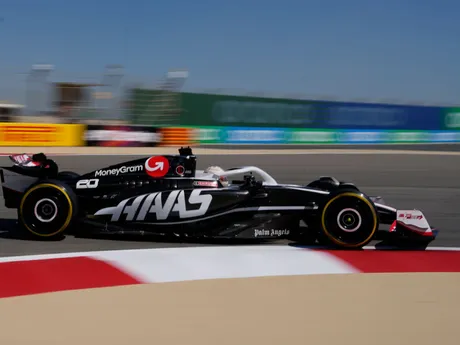 Kevin Magnussen na Haase počas predsezónnych testov F1 2024 v Bahrajne.