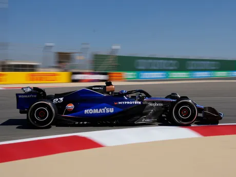 Alexander Albon na Williamse počas predsezónnych testov F1 2024 v Bahrajne.