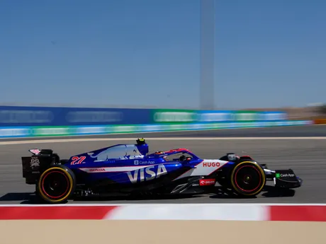 Júki Cunoda z tímu Visa Cash App RB F1 počas predsezónnych testov F1 2024 v Bahrajne.