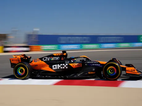 Oscar Piastri na McLarene počas predsezónnych testov F1 2024 v Bahrajne.