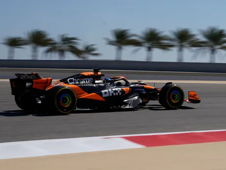 Oscar Piastri na McLarene počas predsezónnych testov F1 2024 v Bahrajne.