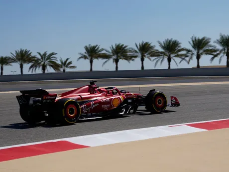 Charles Leclerc na Ferrari počas predsezónnych testov F1 2024 v Bahrajne.