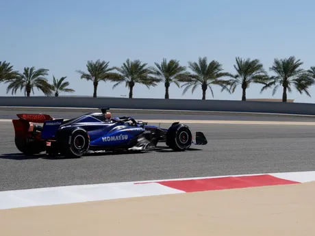 Alexander Albon na Williamse počas predsezónnych testov F1 2024 v Bahrajne.