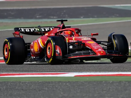 Charles Leclerc na Ferrari počas predsezónnych testov F1 2024 v Bahrajne.