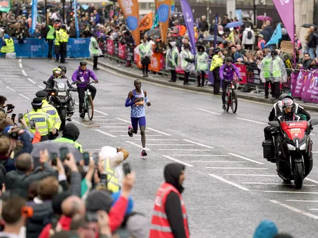 Kelvin Kiptum beží na Londýnskom maratóne. 