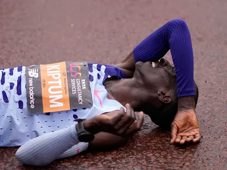 Vyčepraný Kelvin Kiptum po londýnskom maratóne. 