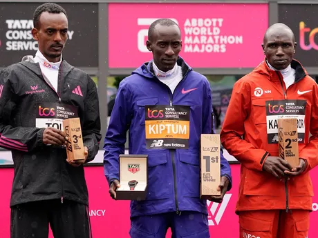 Kelvin Kiptum, Tamirat Tola a Geoffrey Kamworor na pódiu Londýnskeho maratónu. 