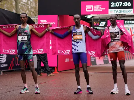 Kelvin Kiptum, Tamirat Tola a Geoffrey Kamworor počas Londýnskeho maratónu. 