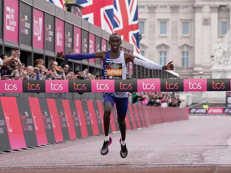 Kelvin Kiptum prišiel do cieľa Londýnskeho maratónu. 