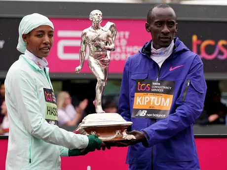 Sifan Hassanová a Kelvin Kiptum ako víťazi Londýnskeho maratónu