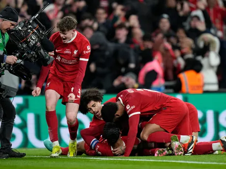 Hráč Liverpoolu Virgil van Dijk obklopený spoluhráčmi oslavuje po tom, ako strelil gól v predĺžení.