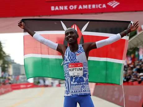 Kelvin Kiptum oslavuje svetový rekord v maratóne v Chicagu. 