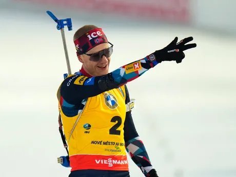 Nórsky biatlonista Johannes Thingnes Bö oslavuje víťazstvo v hromadných pretekoch na majstrovstvách sveta v Novom Meste na Morave 2024.