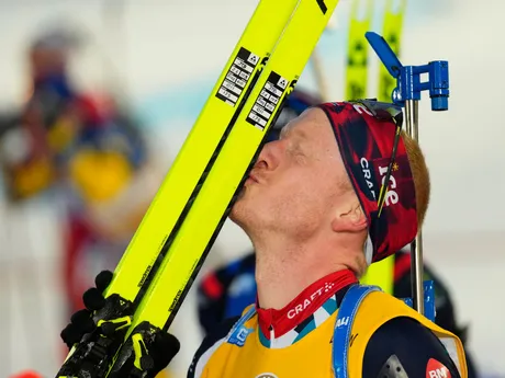 Nórsky biatlonista Johannes Thingnes Bö oslavuje víťazstvo v hromadných pretekoch na majstrovstvách sveta v Novom Meste na Morave 2024.
