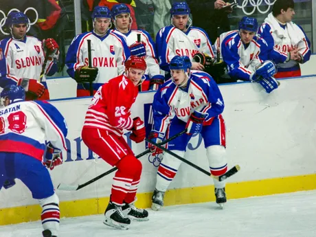Momentka zo zápasu Kanada - Slovensko na zimných olympijských hrách 1994 v Lillehammeri. David Harlock v súboji s Róbertom Švehlom.